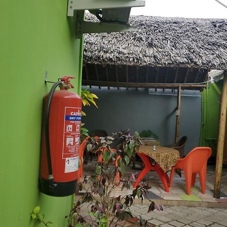 L&J Modern Backpackers Bnb Dar es Salaam Exteriör bild