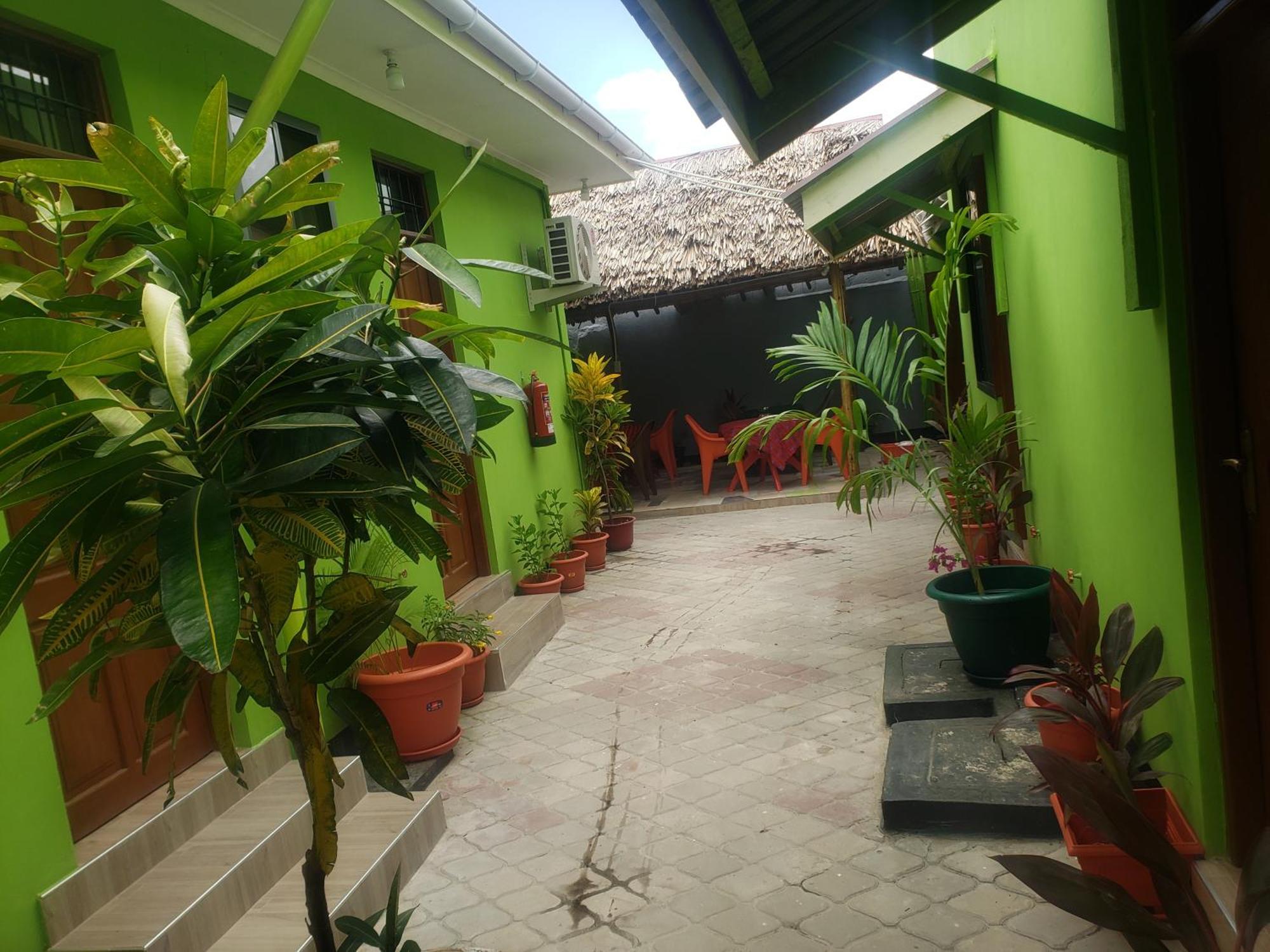 L&J Modern Backpackers Bnb Dar es Salaam Exteriör bild