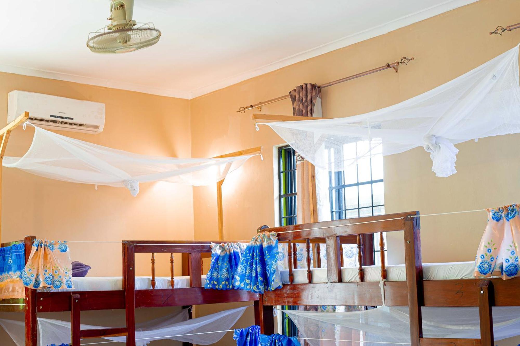 L&J Modern Backpackers Bnb Dar es Salaam Exteriör bild
