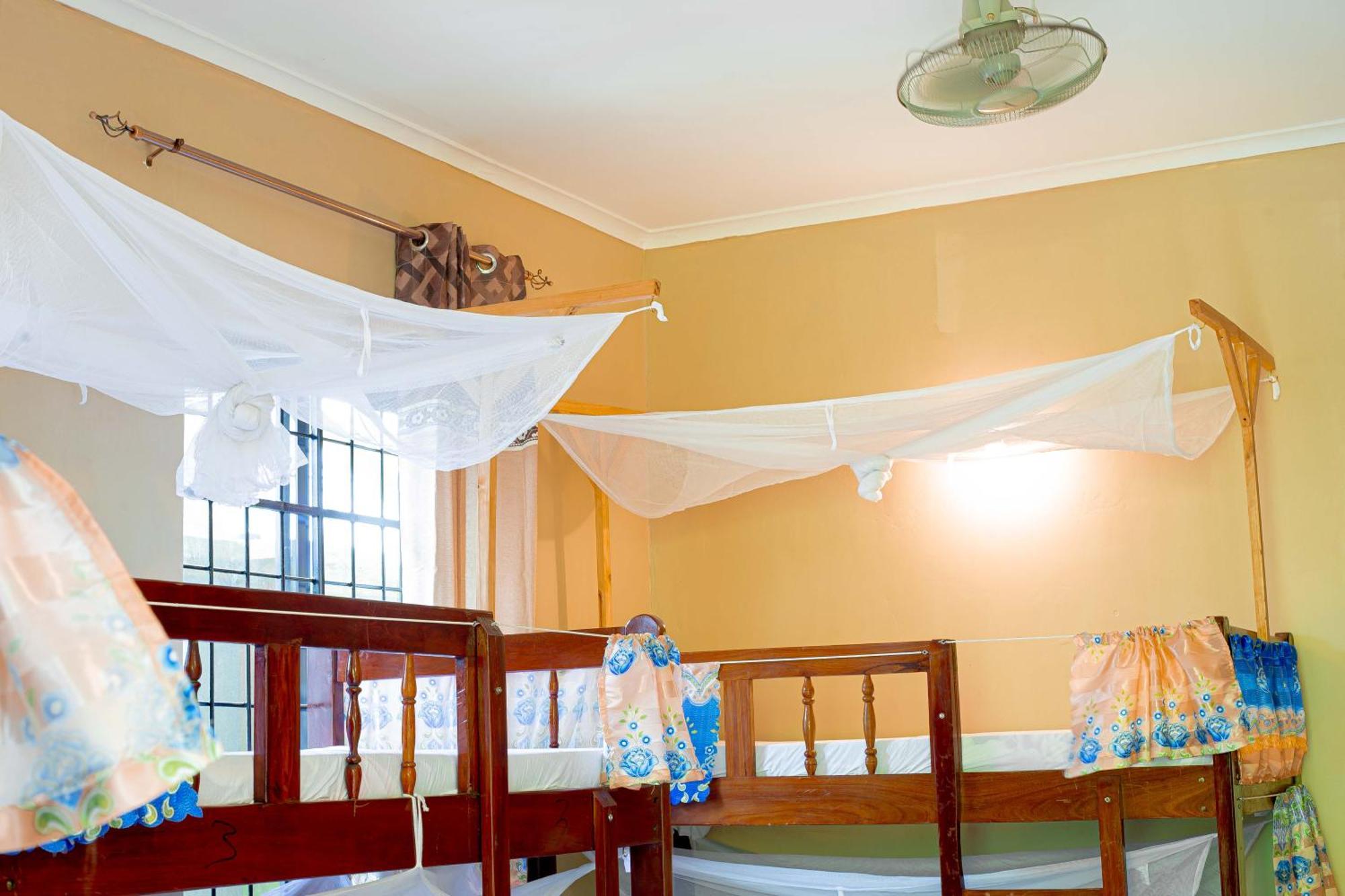 L&J Modern Backpackers Bnb Dar es Salaam Exteriör bild