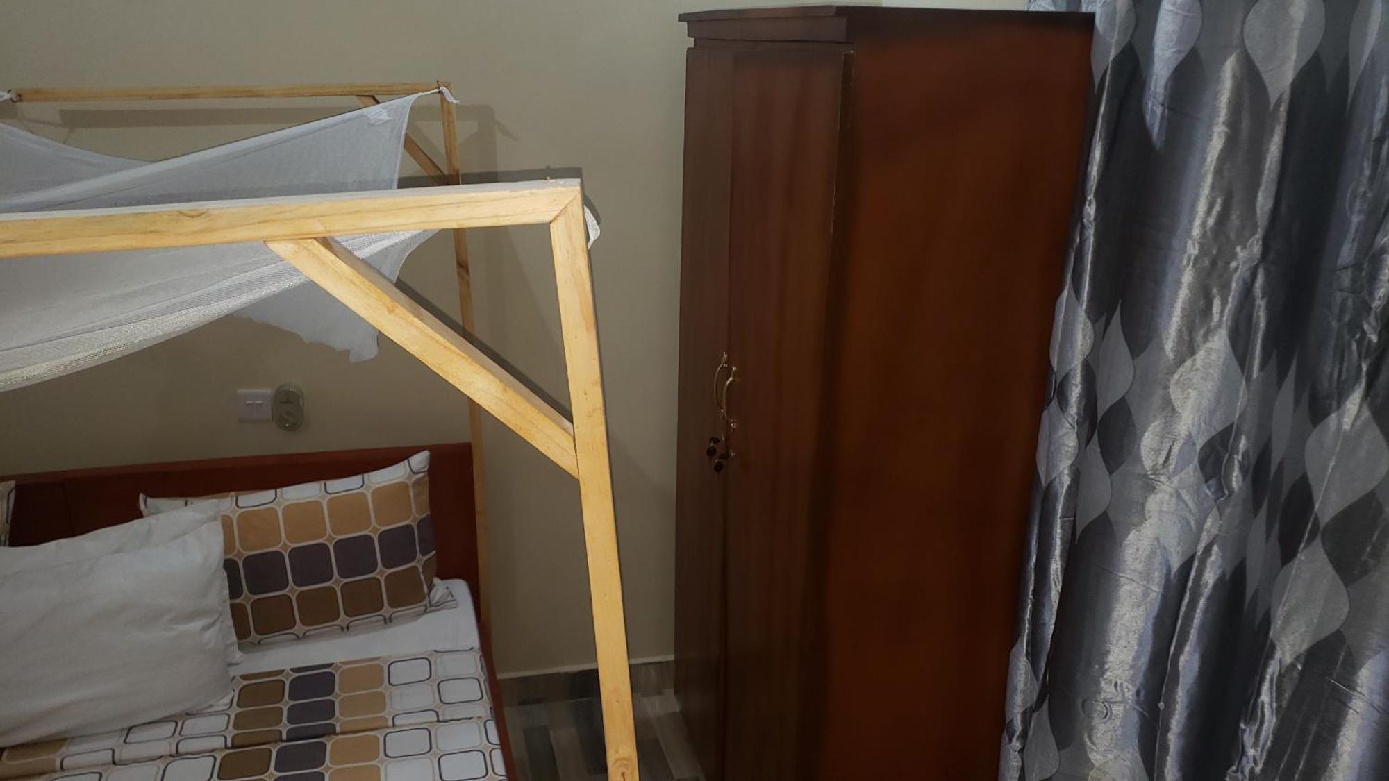 L&J Modern Backpackers Bnb Dar es Salaam Exteriör bild