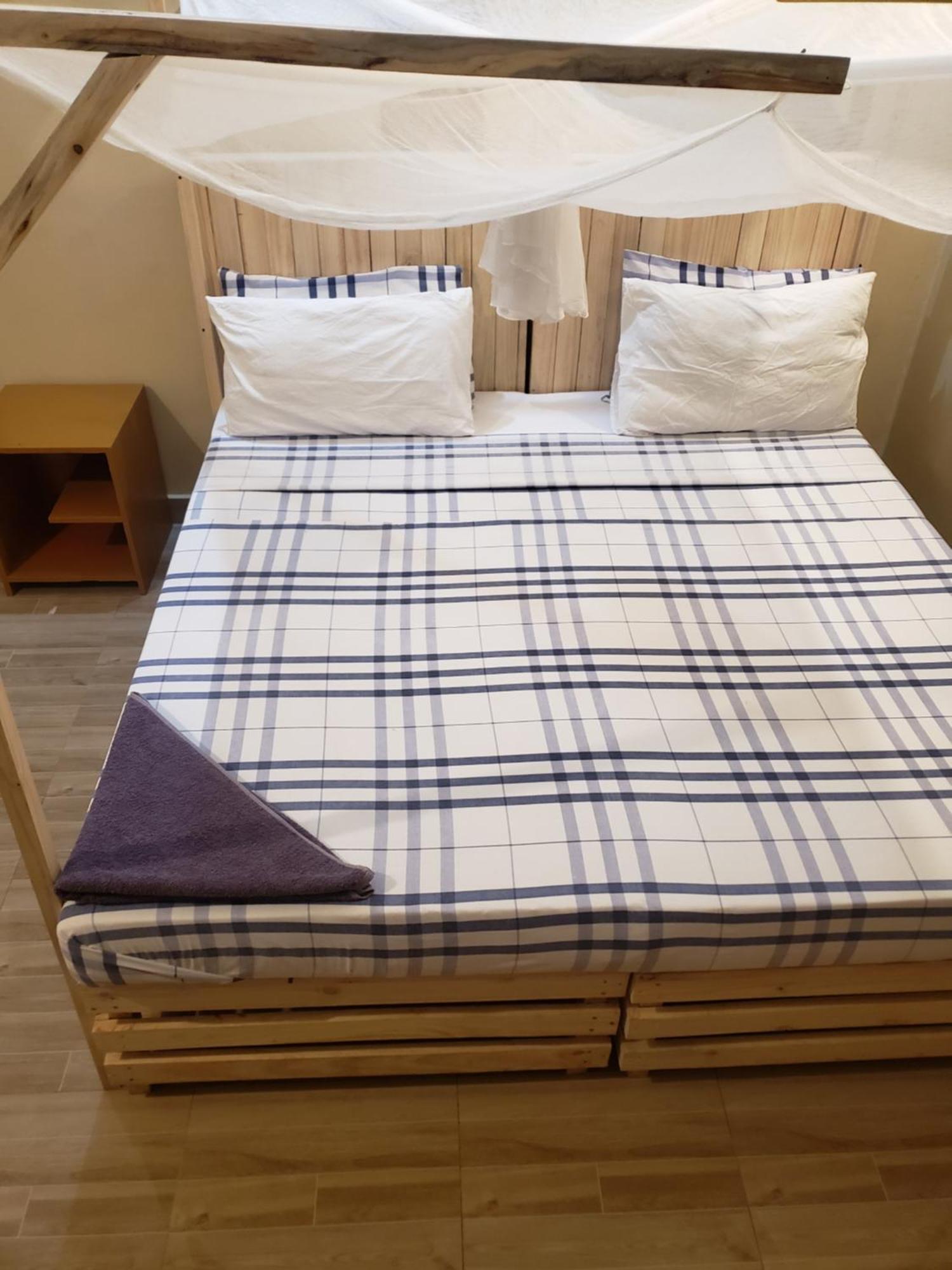 L&J Modern Backpackers Bnb Dar es Salaam Exteriör bild